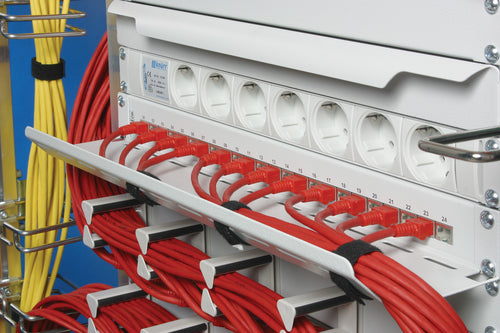 Vertiv 19" cable tray, for orderly cable management in front ot the 192 front.