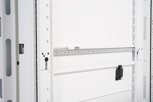 APC NetShelter SX, Server Rack Enclosure, 42U, White, 1991H x 600W x 1070D mm